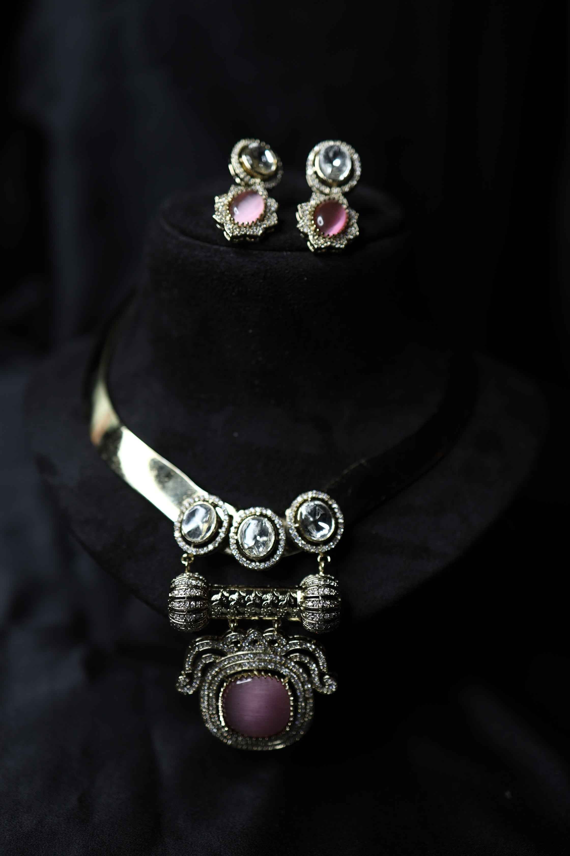 Kundan Hasli Big Pendant Necklace with Earrings