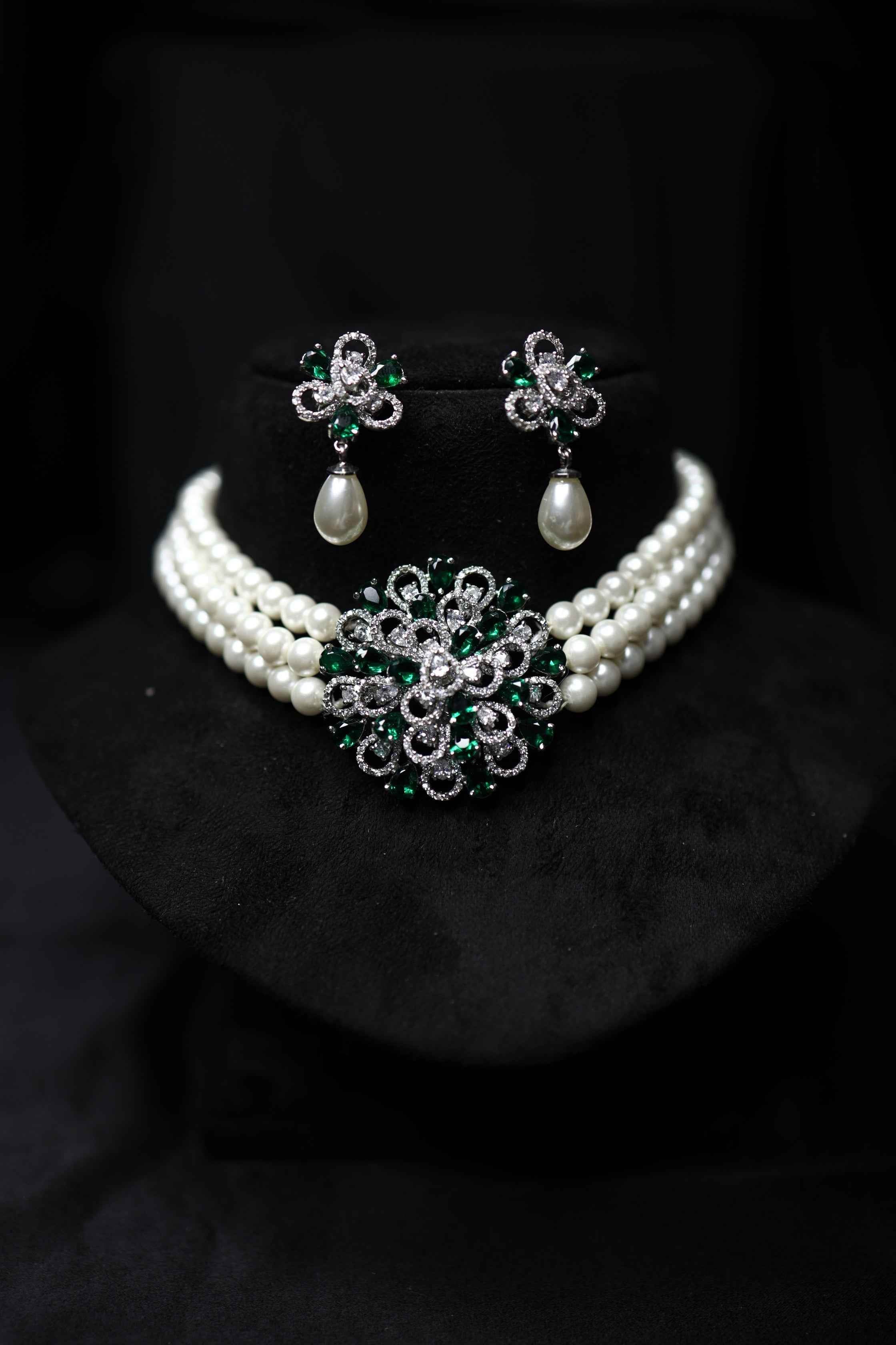 Real Pearls Choker Set with Emerald