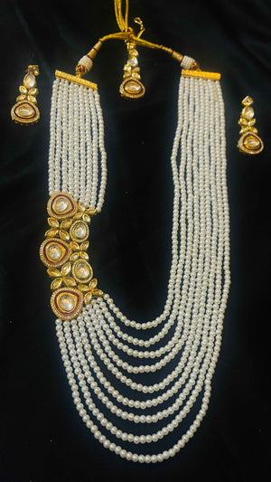Laayered pearls necklace with Kundan motif with mantika
