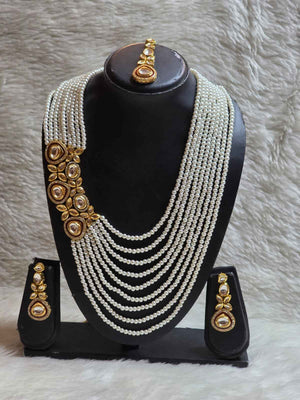Laayered pearls necklace with Kundan motif with mantika
