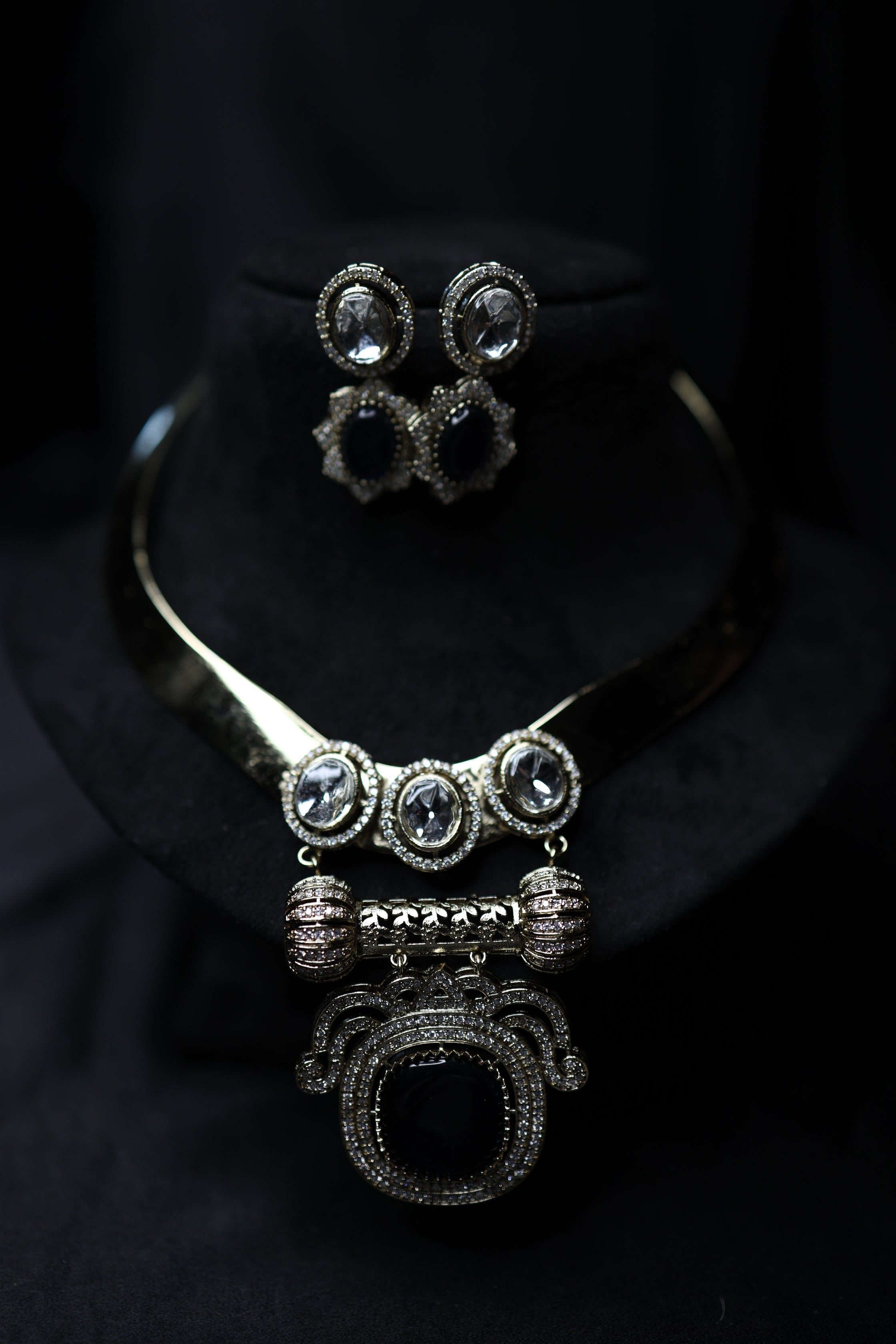 Kundan Hasli Big Pendant Necklace with Earrings