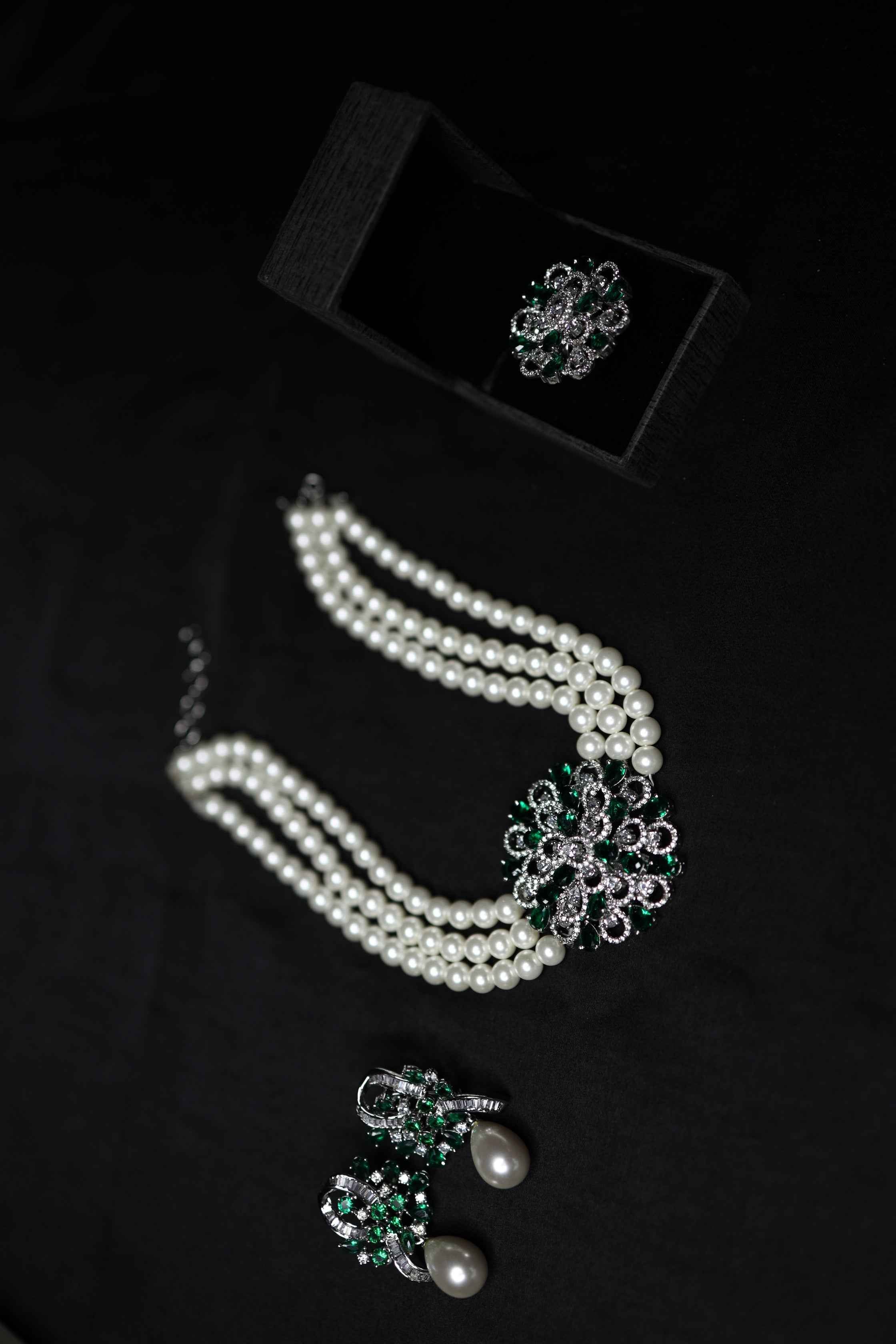 Real Pearls Choker Set with Emerald