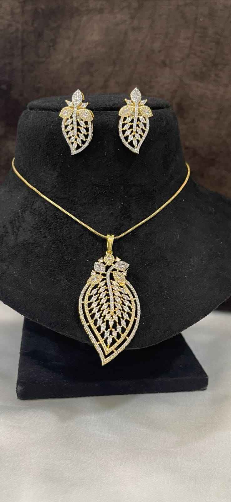 Radiant Leaf Pendant Set